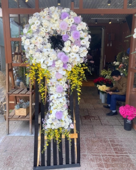 Kệ hoa tươi chia buồn hiện đại - kệ hoa đẹp LV 8646