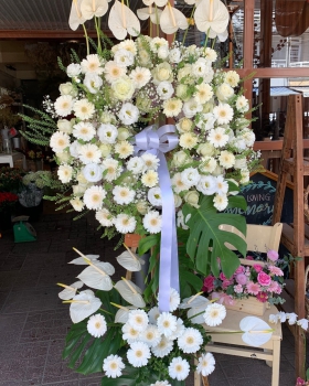 Kệ hoa tươi chia buồn hiện đại - kệ hoa đẹp LV 9422