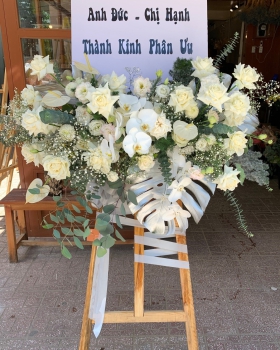 Kệ hoa tươi chia buồn hiện đại - kệ hoa đẹp LV 4242