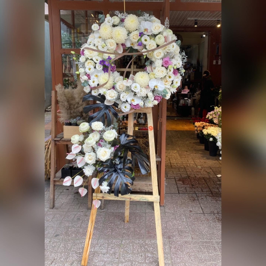 Kệ hoa tươi chia buồn hiện đại - LV 7554
