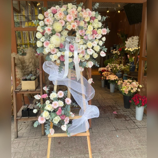 Kệ hoa tươi chia buồn hiện đại - kệ hoa đẹp LV 9372
