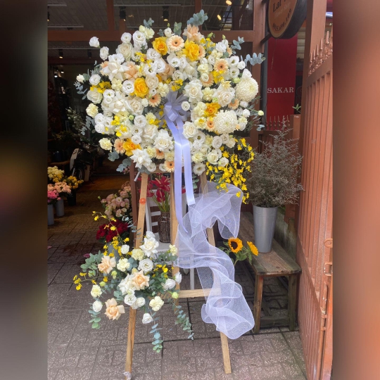 Kệ hoa tươi chia buồn hiện đại - kệ hoa đẹp LV 5775