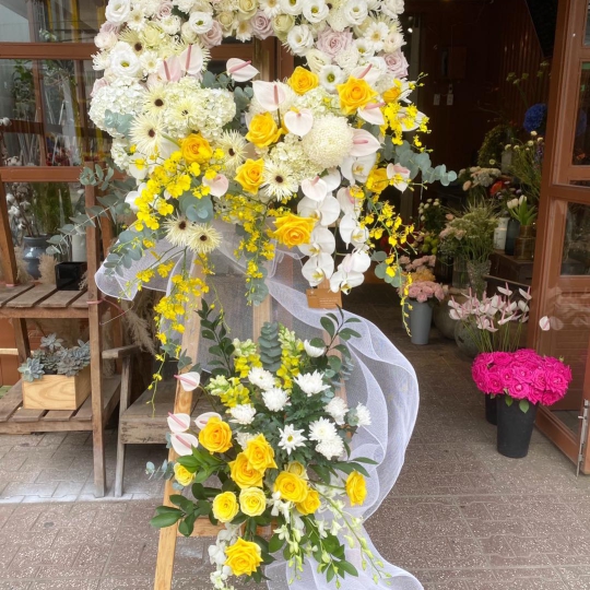 Kệ hoa tươi chia buồn hiện đại - kệ hoa đẹp LV 7642