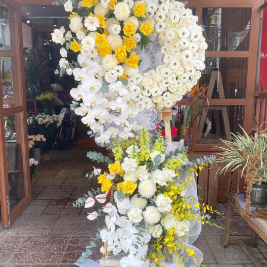 Kệ hoa tươi chia buồn hiện đại - kệ hoa đẹp LV 5322