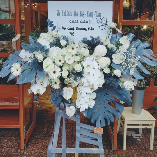 Kệ hoa tươi chia buồn hiện đại - kệ hoa đẹp LV 4125