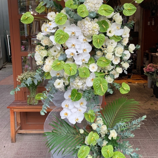 Kệ hoa tươi chia buồn hiện đại - kệ hoa đẹp LV 8535