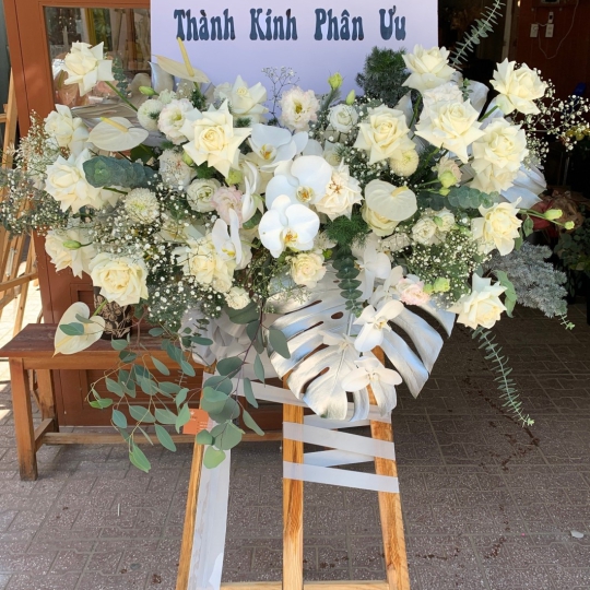 Kệ hoa tươi chia buồn hiện đại - kệ hoa đẹp LV 4242