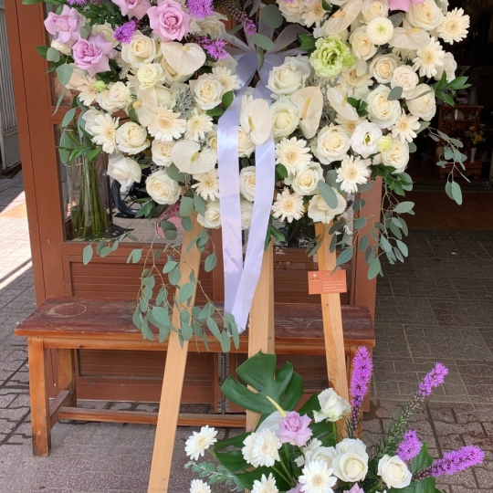 Kệ hoa tươi chia buồn hiện đại - kệ hoa đẹp LV 8742